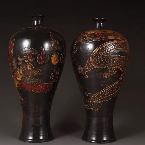 ​宋定窑出土黑定刻花龙凤纹梅瓶